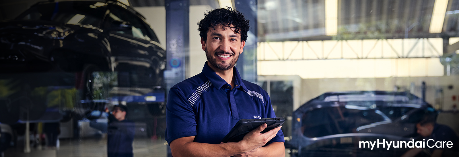 Joven revisando su Hyundai elantra en color azul, de fondo un atardecer en la ciudad